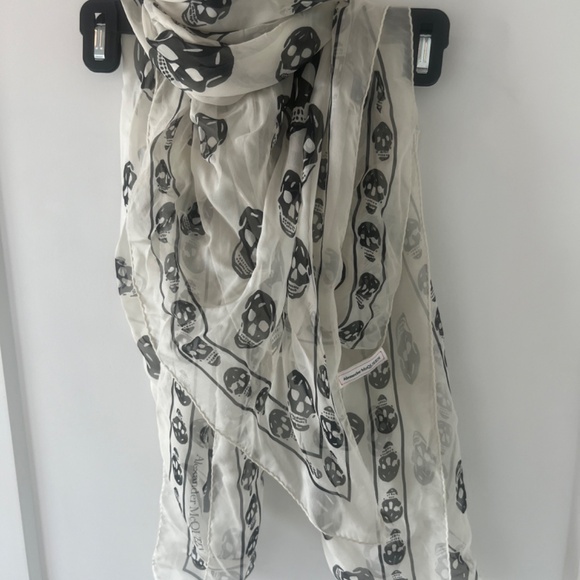 Alexander McQueen silk skull scarf black and cream - Picture 6 of 8
